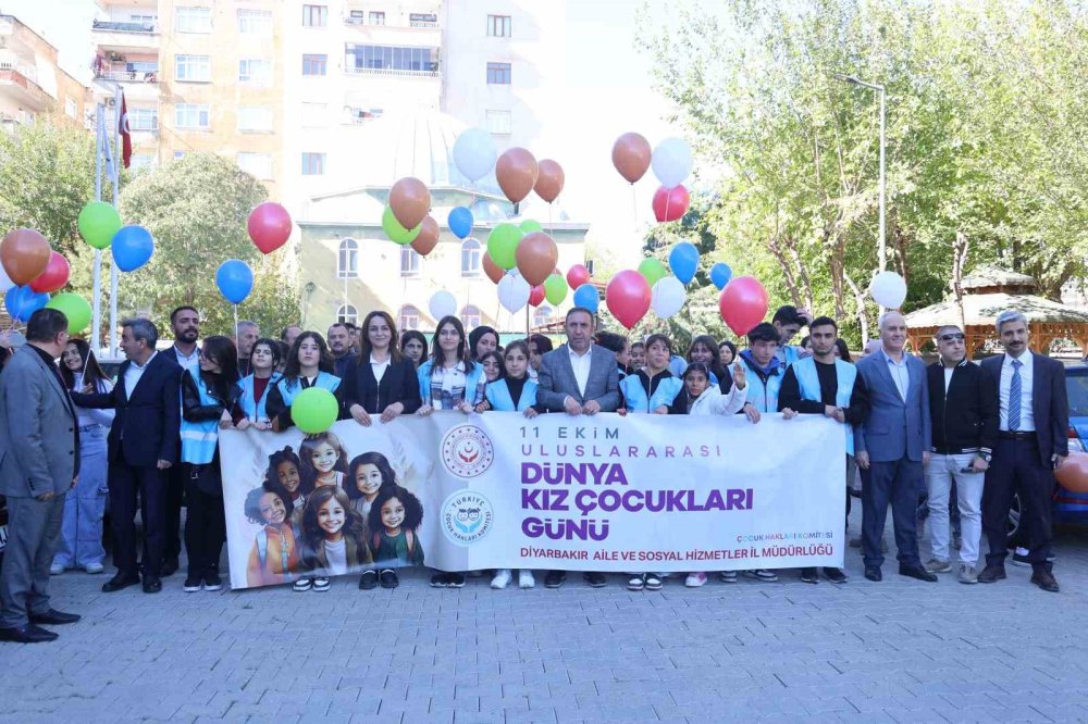 Diyarbakır’da kız çocukları gökyüzüne balon bıraktı