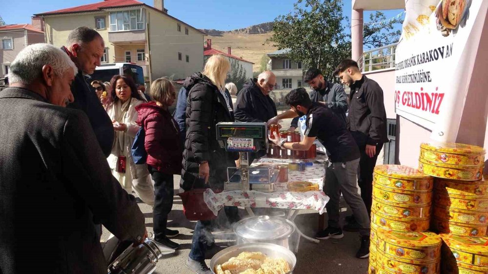 Tadına bakan Van balına hayran kalıyor