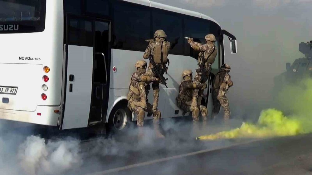 Bitlis'te Özel Harekat polisleri nefes kesti