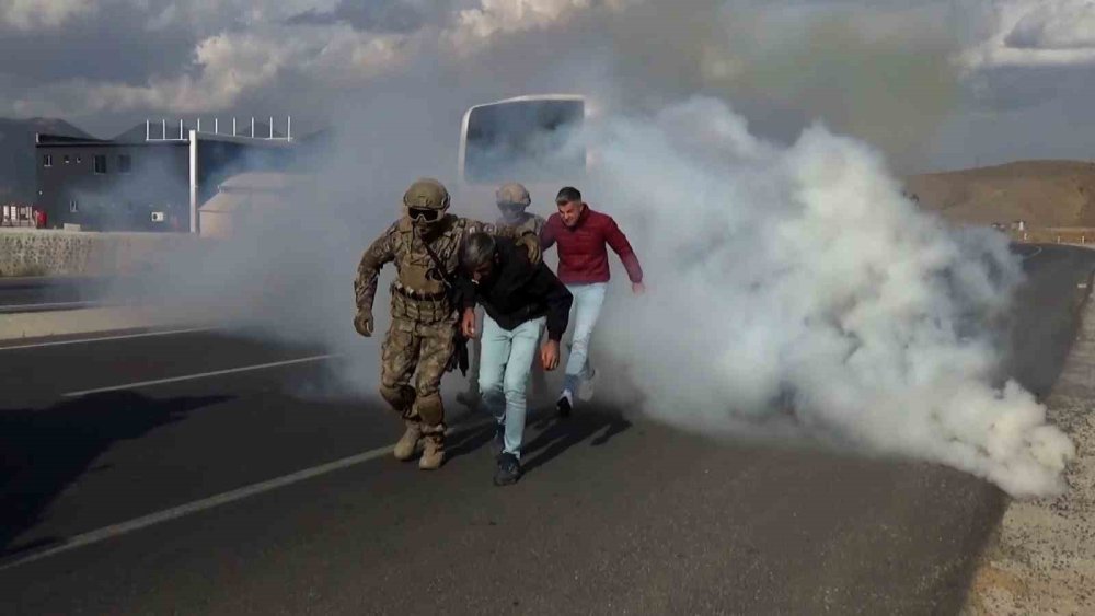 Bitlis'te Özel Harekat polisleri nefes kesti