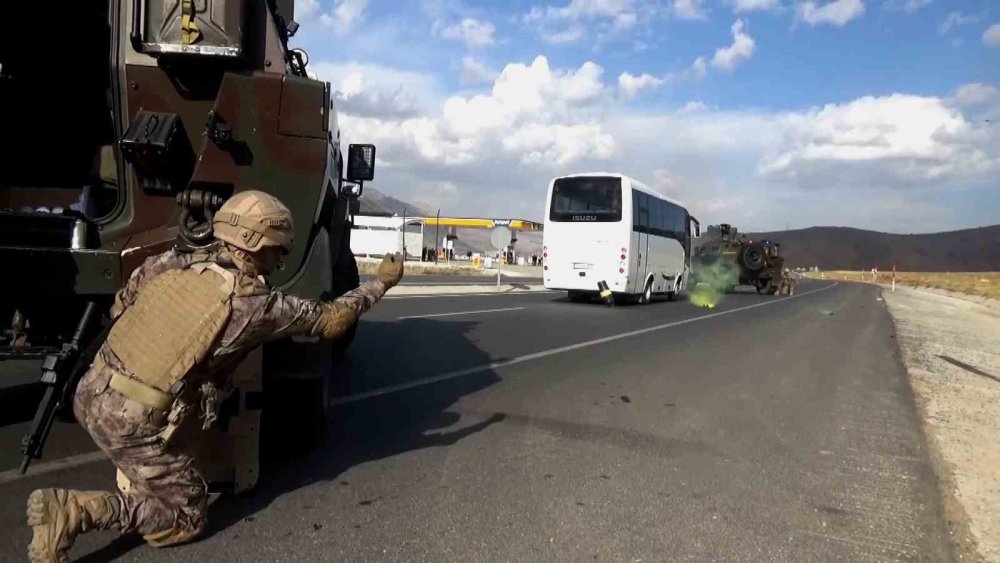 Bitlis'te Özel Harekat polisleri nefes kesti