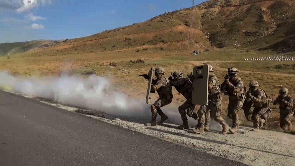 Bitlis'te Özel Harekat polisleri nefes kesti