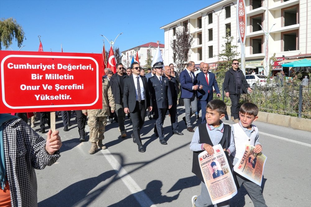 Van ve Muş'ta "Cumhuriyet Yürüyüşü" yapıldı