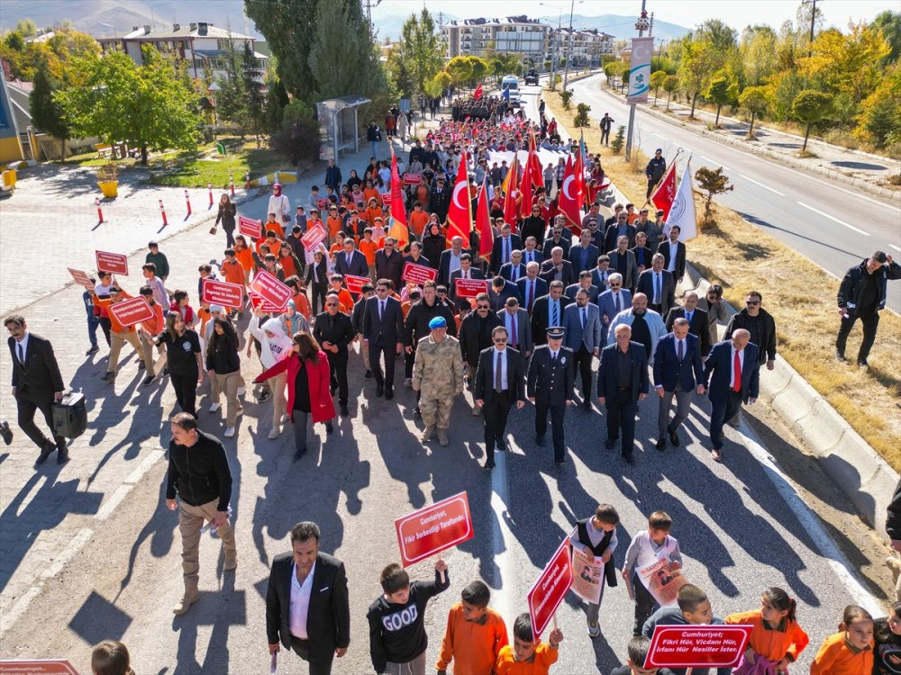 Van ve Muş'ta "Cumhuriyet Yürüyüşü" yapıldı