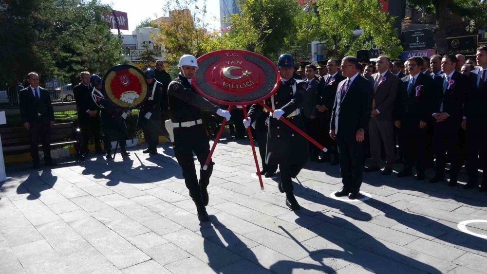 Van’da Cumhuriyet’in coşkulu kutlamaları başladı