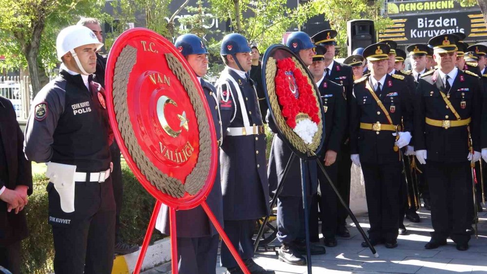 Van’da Cumhuriyet’in coşkulu kutlamaları başladı