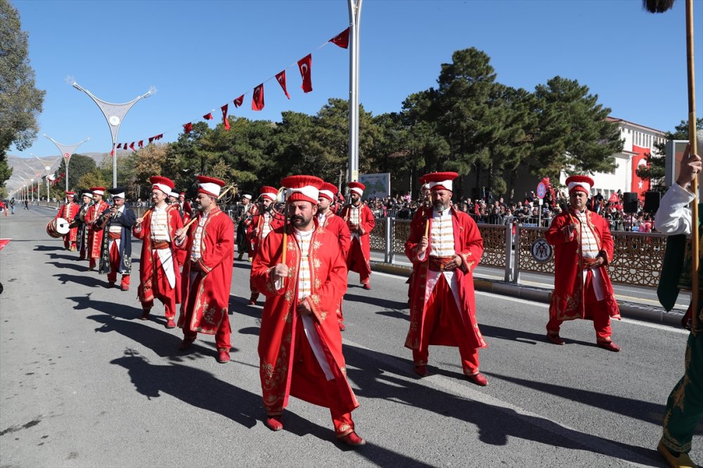 Doğu Anadolu'da Cumhuriyet'in 101'inci yılı coşkuyla kutlandı