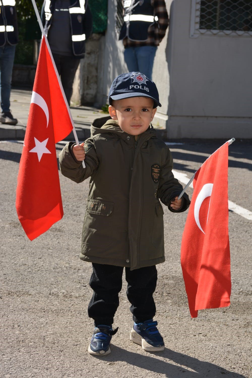 Erzurum'da minik seyircinin kutlamalara eşlik etmesi gülümsetti