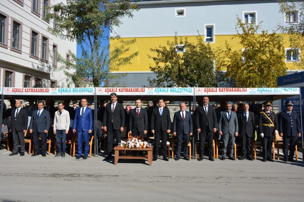 Erzurum'da minik seyircinin kutlamalara eşlik etmesi gülümsetti