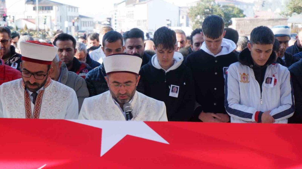 İzmir’de silahlı saldırıda vefat eden polis memuru Erzurum’da toprağa verildi