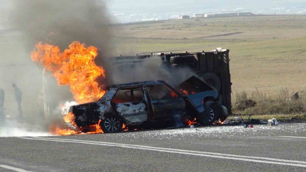 Kars’ta kaza yapan otomobil alev aldı