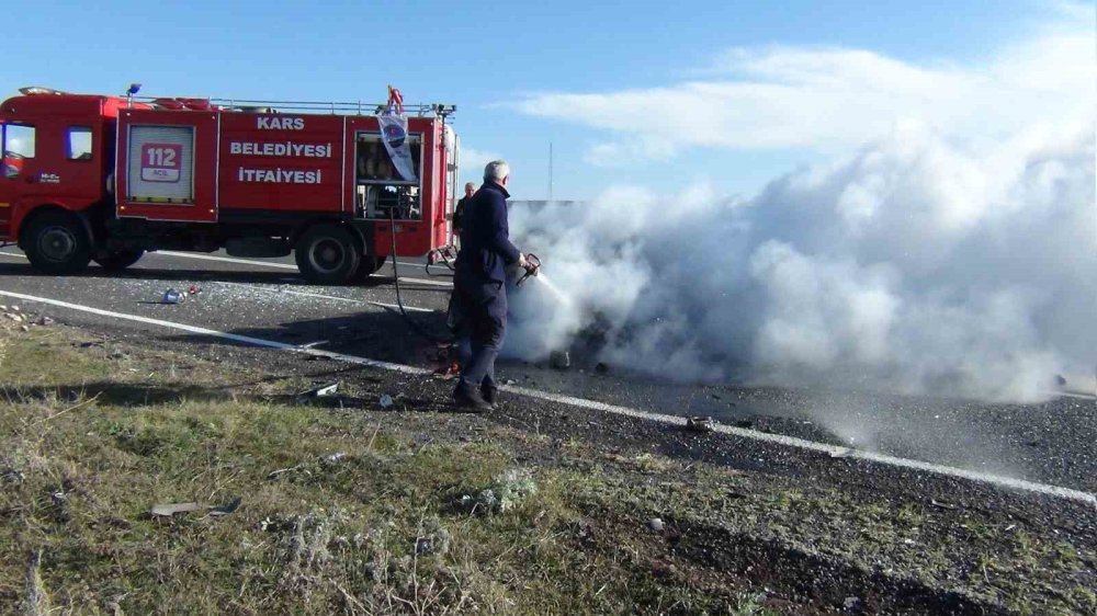 Kars’ta kaza yapan otomobil alev aldı