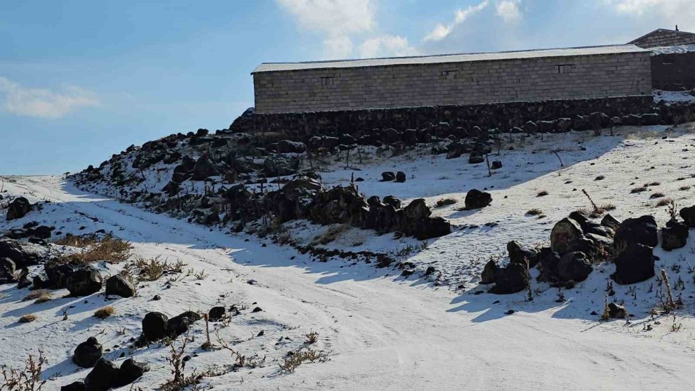 Bitlis'te en yüksek rakımlı köy beyaza büründü