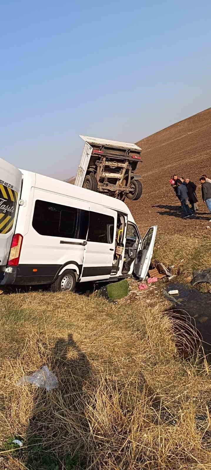 Diyarbakır’da feci kaza: 12'si öğretmen 14 yaralı