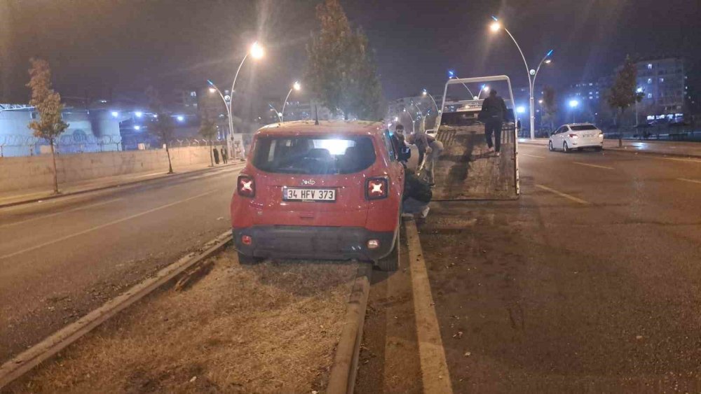 Diyarbakır'da cip refüje çıktı: 1 yaralı