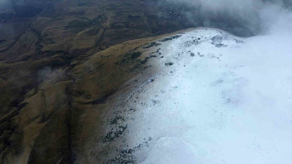 Bitlis'in yüksek kesimlerini kar kapladı