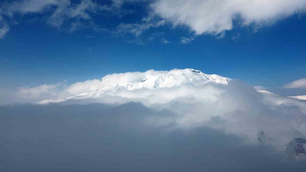 Bitlis'in yüksek kesimlerini kar kapladı