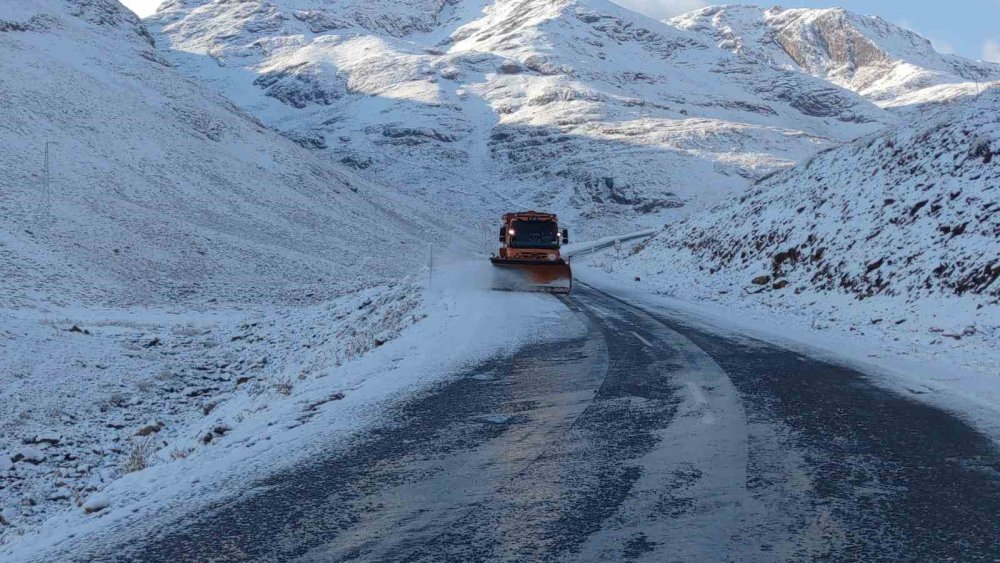 Karabet Geçidi’nde kar mesaisi erken başladı