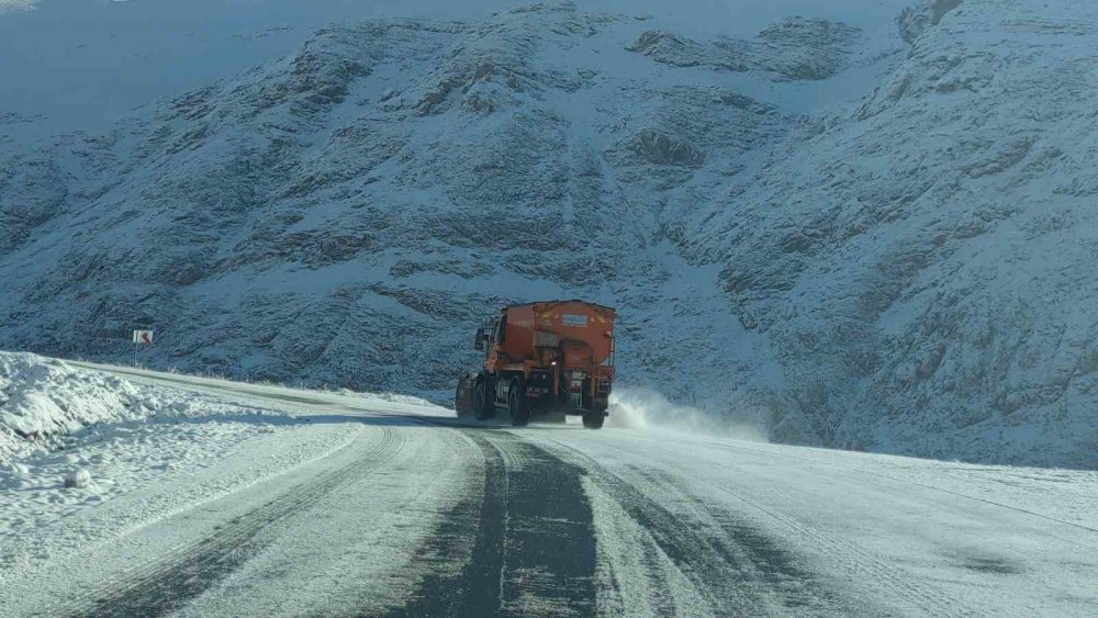 Karabet Geçidi’nde kar mesaisi erken başladı