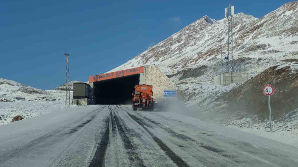 Karabet Geçidi’nde kar mesaisi erken başladı