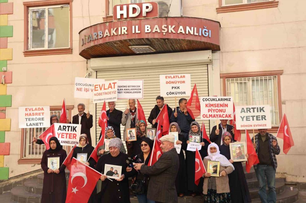 Diyarbakır'da kanser hastası anne de evlat nöbetinde