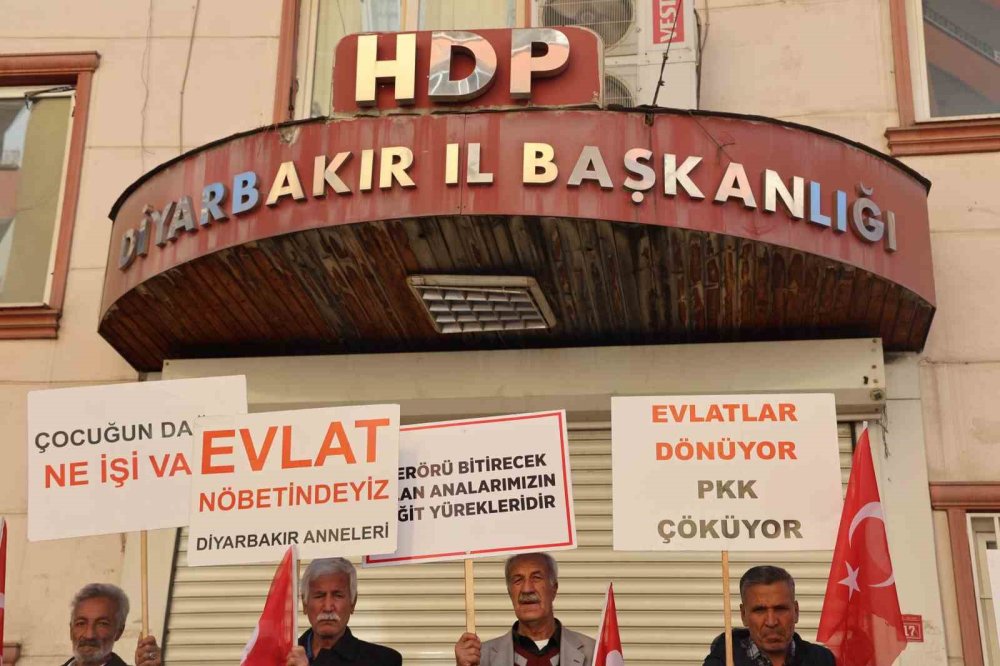 Diyarbakır'da kanser hastası anne de evlat nöbetinde