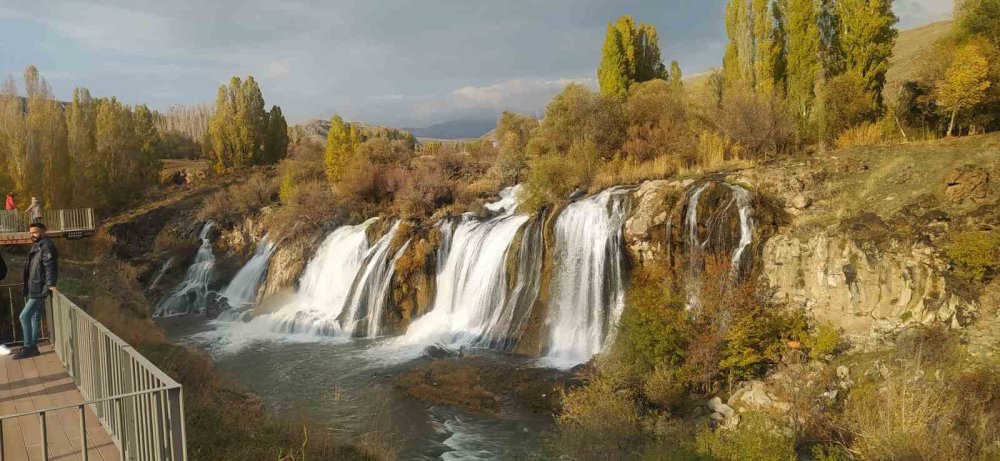 Muradiye Şelalesi’nin sonbahar güzelliği büyülüyor