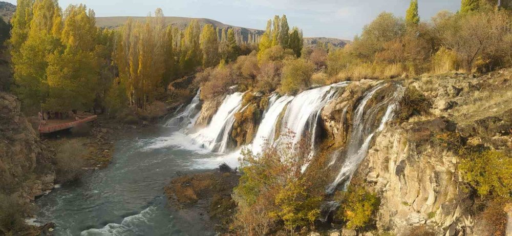 Muradiye Şelalesi’nin sonbahar güzelliği büyülüyor