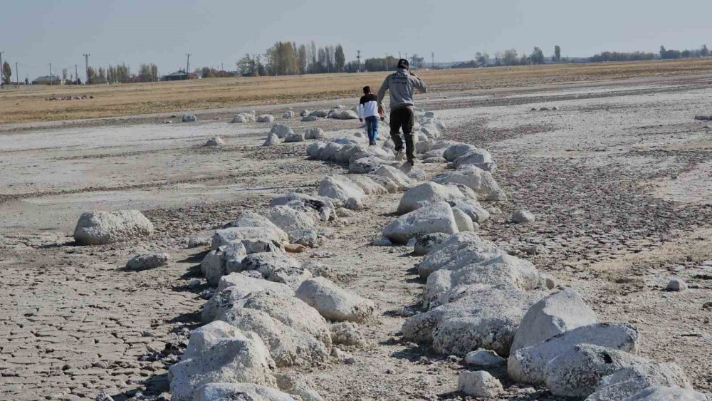 Bitlis'te Arin Gölü’nün çekilmesiyle duvar kalıntıları ortaya çıktı