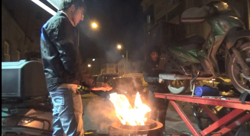 Kars’ta araçlarını soğuktan battaniye ile koruyorlar