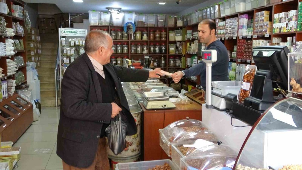 Van’da havalar soğuyunca vatandaşlar aktarların yolunu tuttu