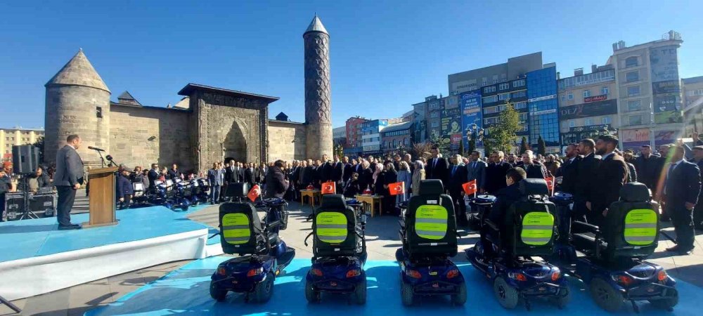 Erzurum’da engellilere akülü ve tekerlekli sandalyeler verildi