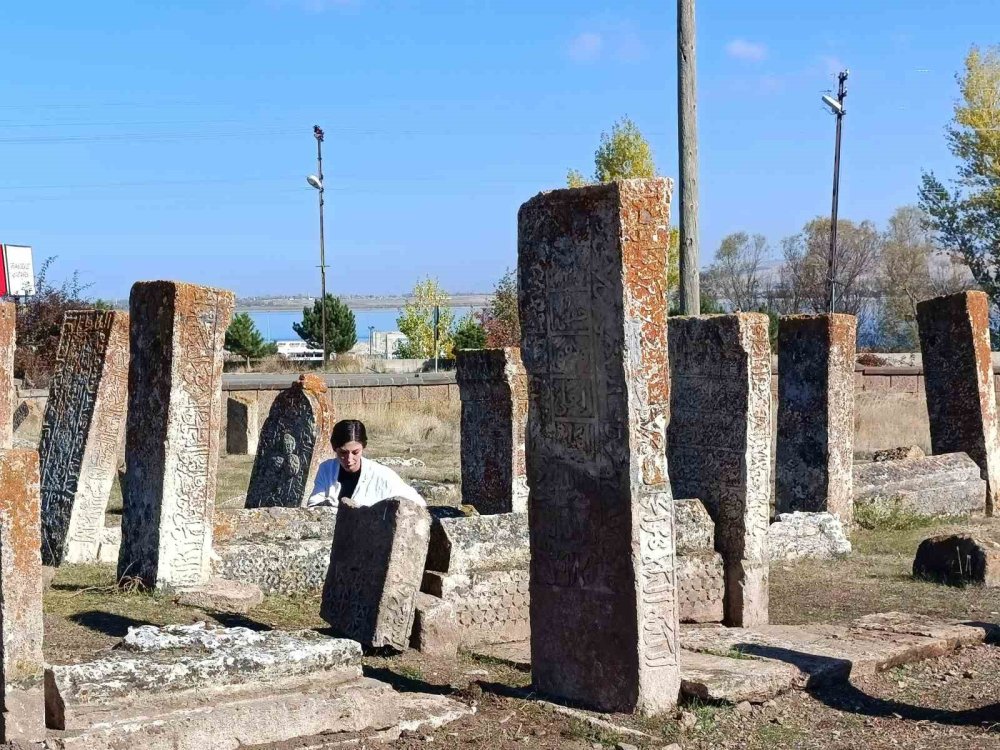 Van'da Selçuklu Mezarlığı’nda 45 yeni mezar çıkarıldı