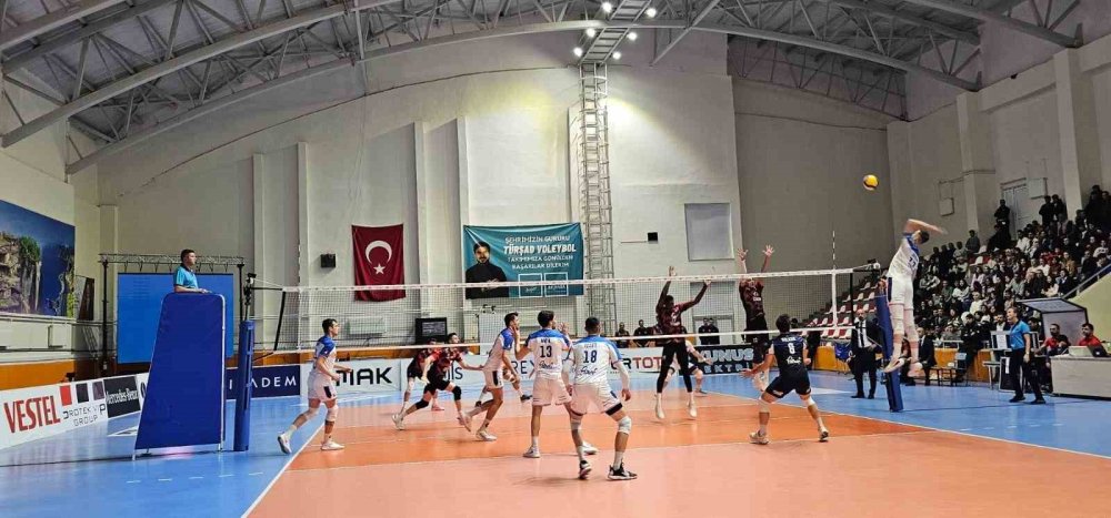 Efeler Ligi: TÜRŞAD: 0 - Halkbank: 3