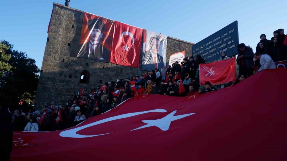 Erzurum’da binlerce vatandaş Aziziye Tabyası'na akın etti