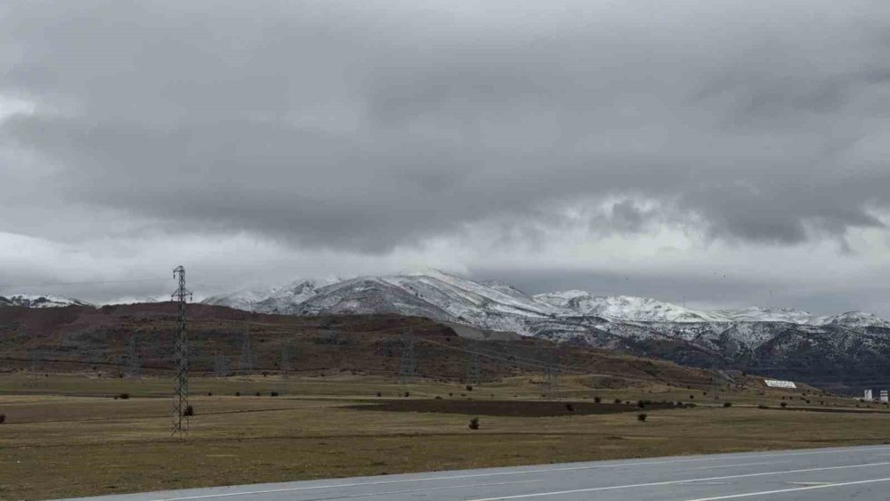 Bitlis'in yüksek kesimlerini kar kapladı