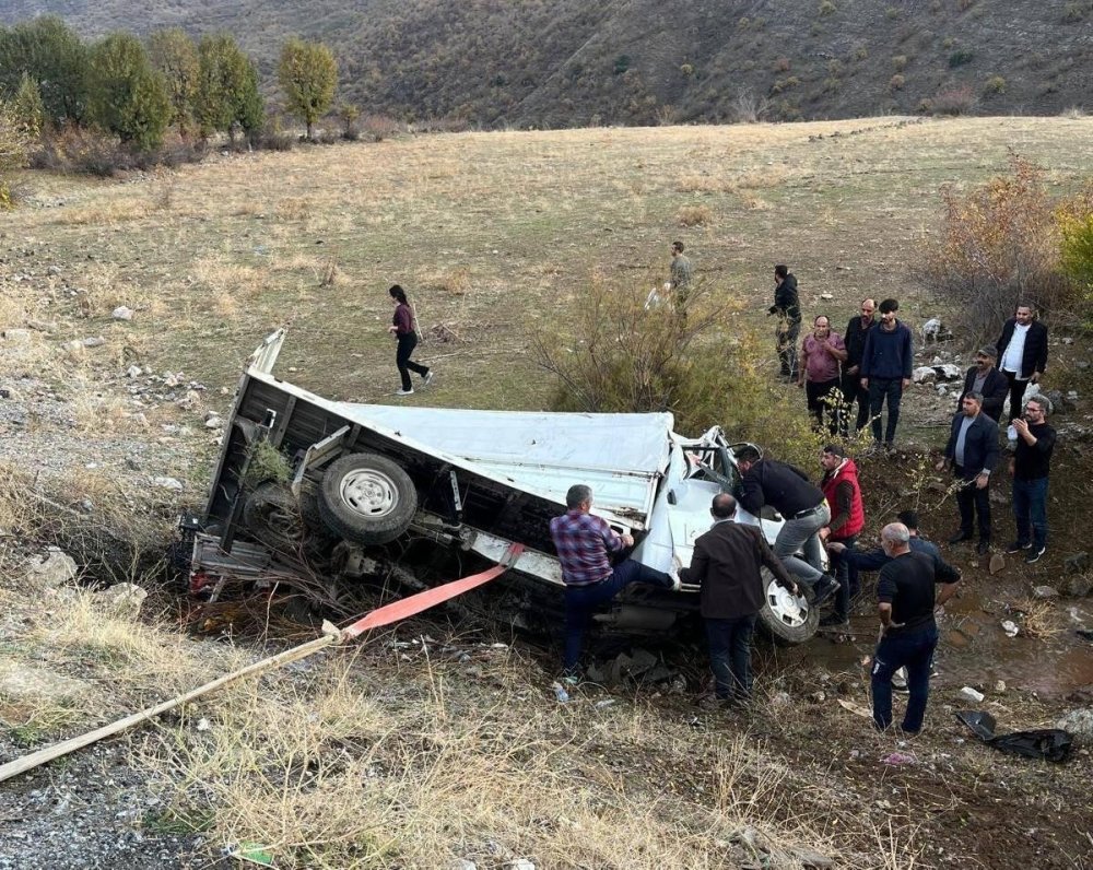 Bitlis’te kamyonet şarampole yuvarlandı: 1 ölü, 1 yaralı