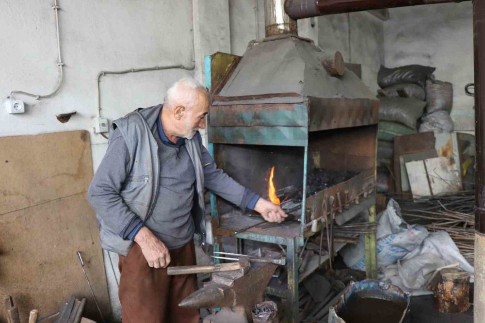 Erzurumlu demir ustası 65 yıldır demire tav veriyor