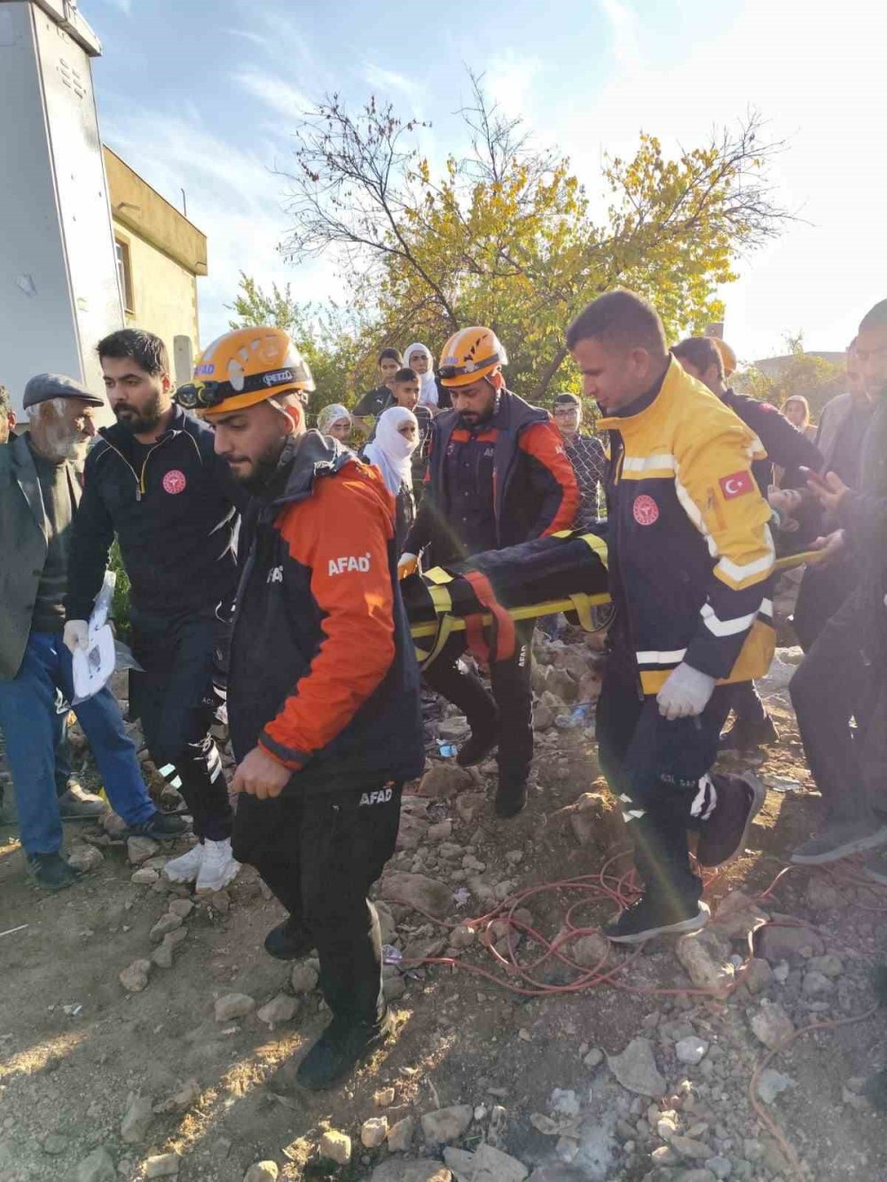 Diyarbakır’da 12 yaşındaki çocuk, elektrik direği çukuruna düştü