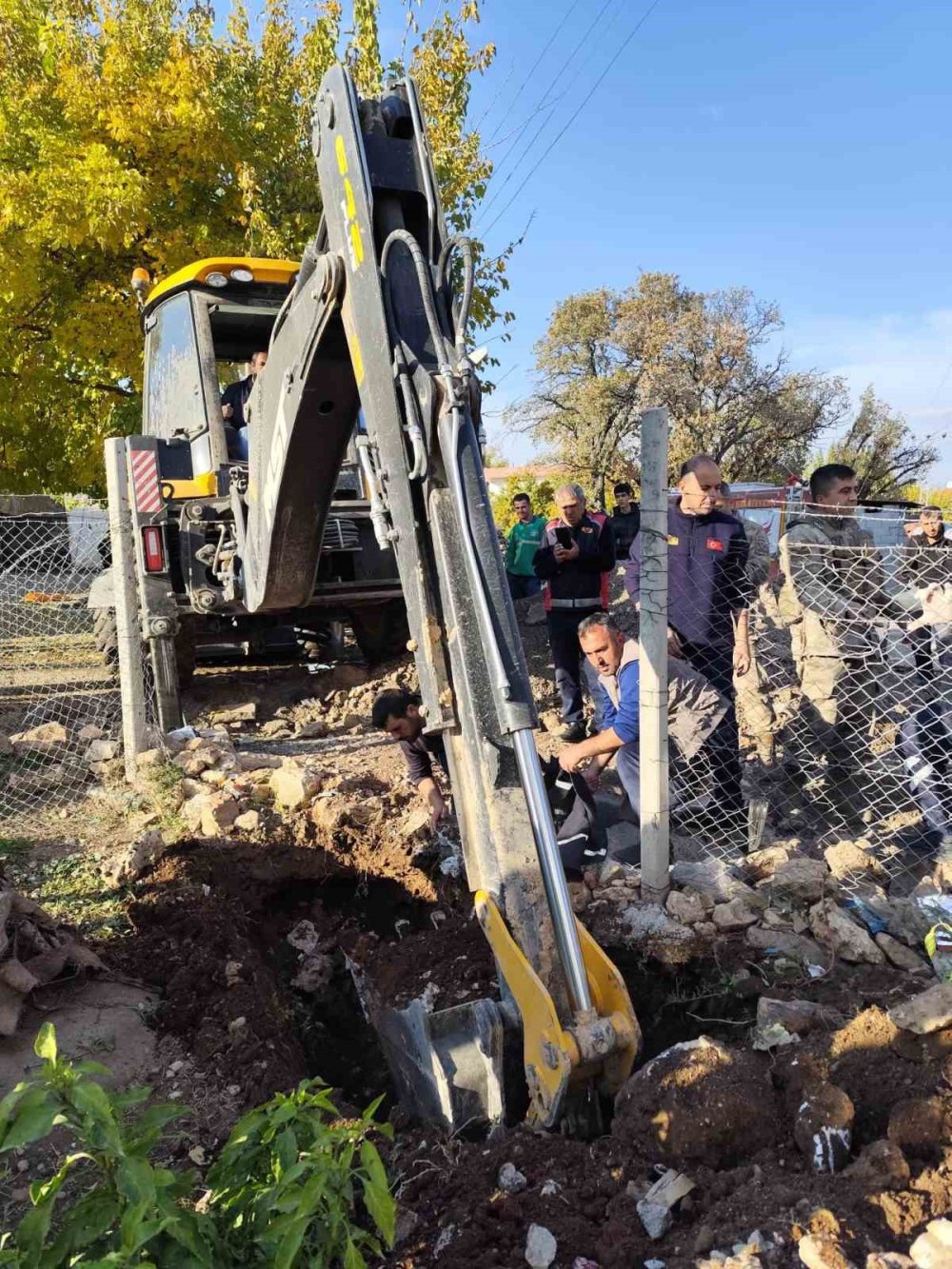 Diyarbakır’da 12 yaşındaki çocuk, elektrik direği çukuruna düştü