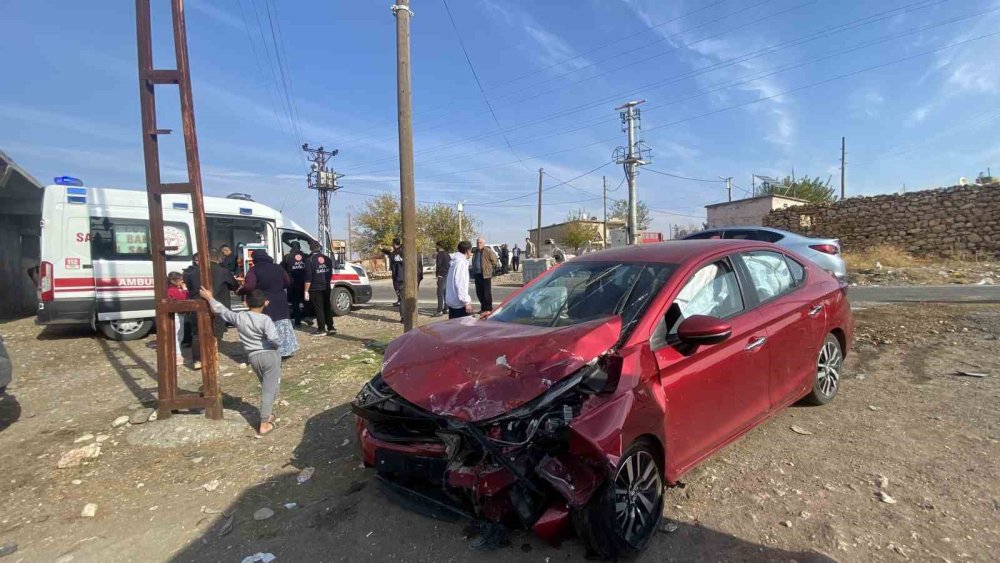 Diyarbakır’da servis ile otomobil çarpıştı: 13 yaralı