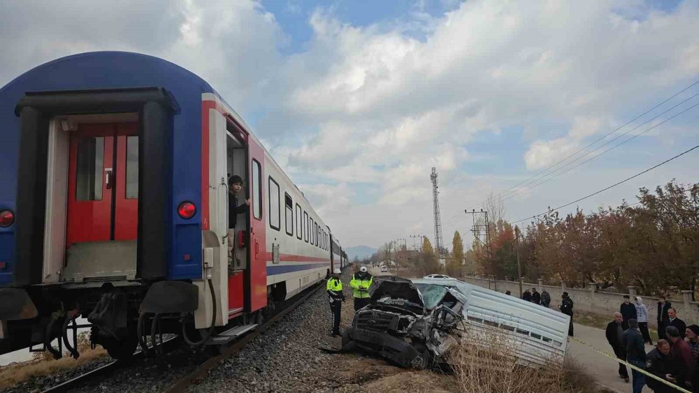 Muş'ta trenle kamyonet çarpıştı: 1 ölü, 1 yaralı