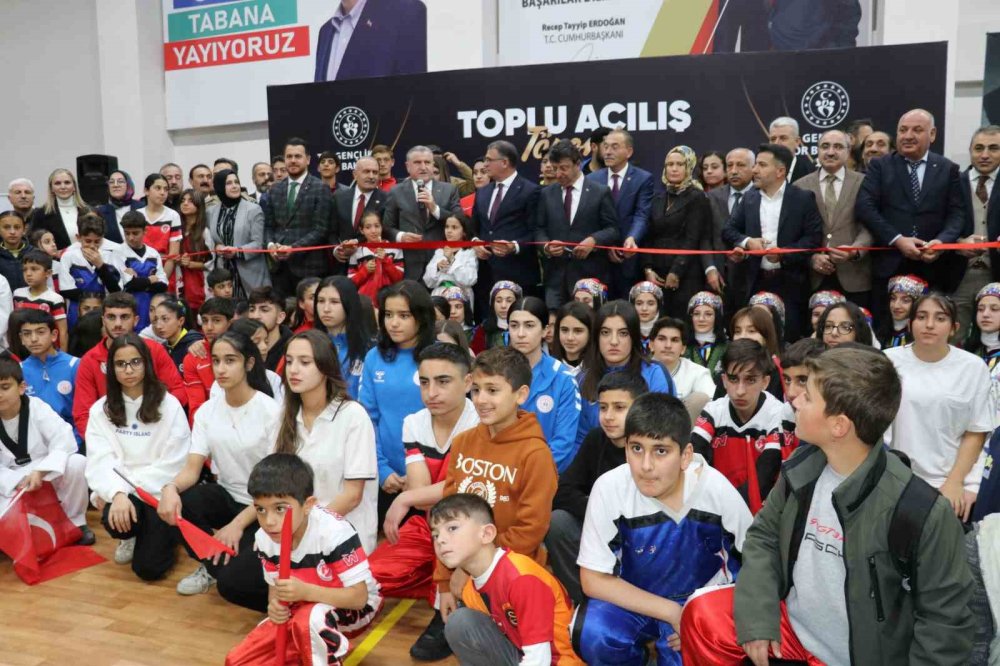 Bakan Bak, Van'da spor salonu açılışına katıldı