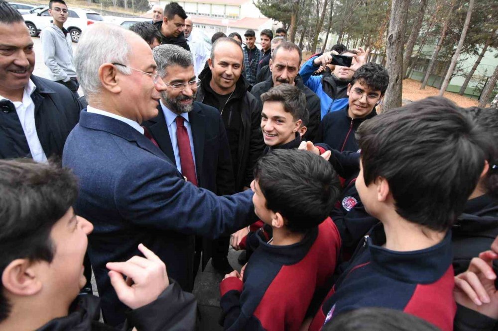 Efkan Ala, Erzurum'da yıllar önce mezun olduğu liseyi ziyaret etti