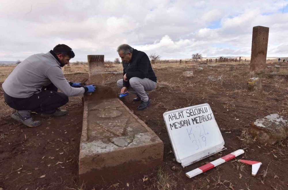 Bitlis'te tarihi mezarlıkta 109 yeni mezar gün yüzüne çıkarıldı