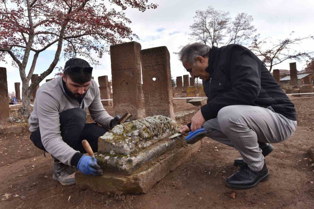 Bitlis'te tarihi mezarlıkta 109 yeni mezar gün yüzüne çıkarıldı