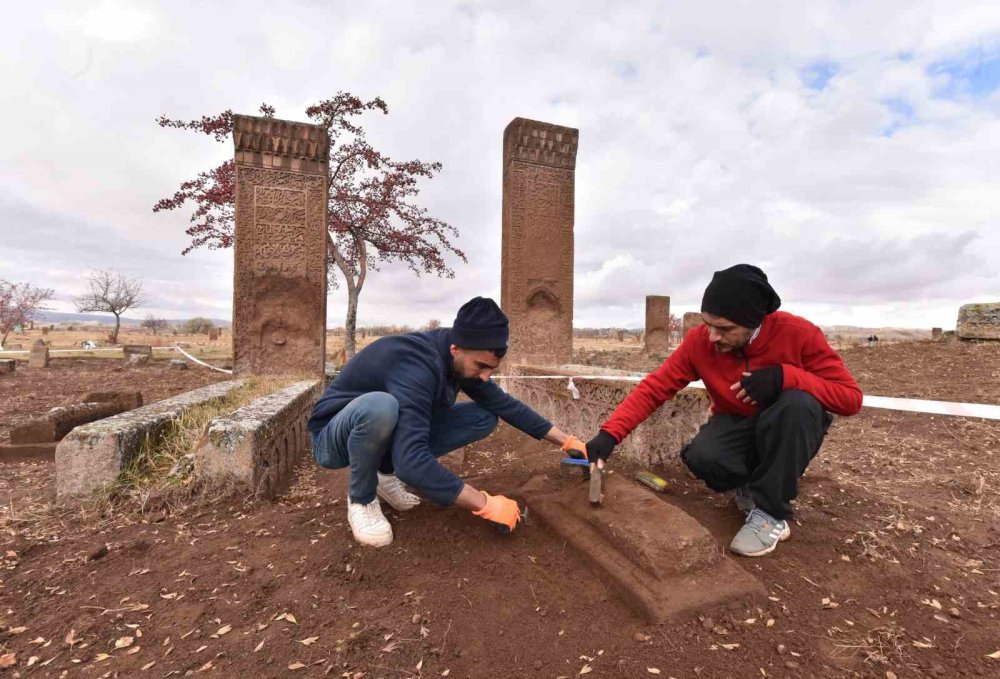 Bitlis'te tarihi mezarlıkta 109 yeni mezar gün yüzüne çıkarıldı