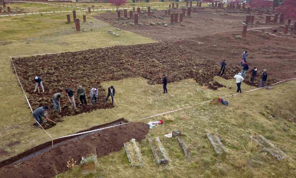 Bitlis'te tarihi mezarlıkta 109 yeni mezar gün yüzüne çıkarıldı