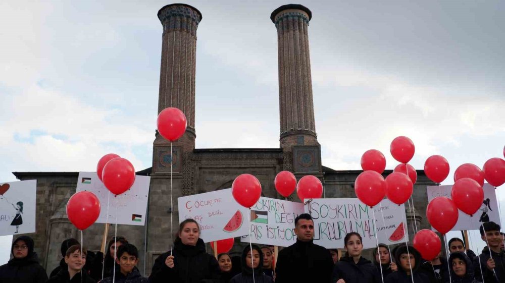 Erzurum'da Filistinli çocuklar için balon uçurdular