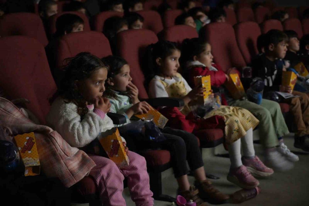 Muş polisimden çocuklara sinema keyfi